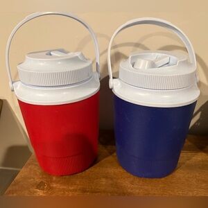 Rubbermaid water jug with straw and lid. Carry handle. Excellent condition. 💙